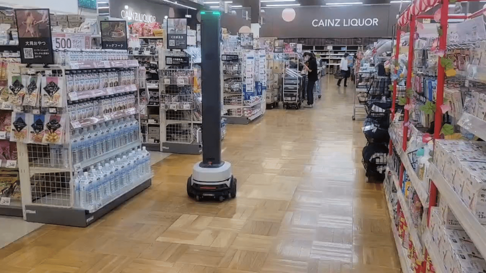 Zippedi のロボット。店舗内を自律走行しながら商品棚をスキャンしている