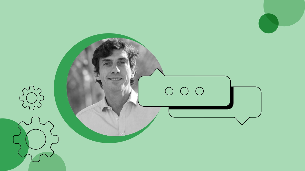 Em um círculo, a foto de Ramiro Sanchez, Sr Director de Marketing para Google LATAM, sobre fundo verde. À esquerda, dois ícones de engrenagem. À direita, dois balões de diálogo.