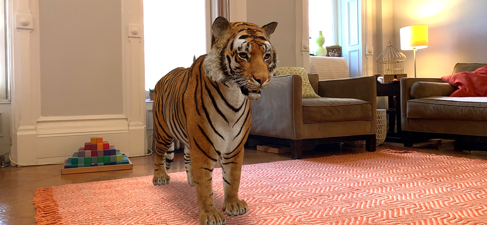 Una imagen de RA de un tigre de pie en una sala de estar bien iluminada y decorada con muebles modernos de cuero y una alfombra que muestra un estampado geométrico naranja y blanco.