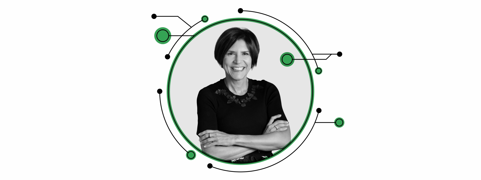 Una foto de Adriana Noreña en blanco y negro, de brazos cruzados y con una blusa negra, dentro de un círculo y, alrededor de él, varios puntos interconectados, algunos negros y otros verdes.