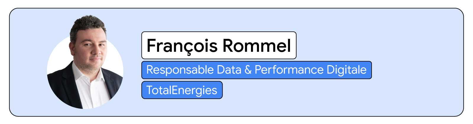 Portrait de François Rommel, Responsable Data & Performance Digitale, TotalEnergies, sur un fond bleu pastel.