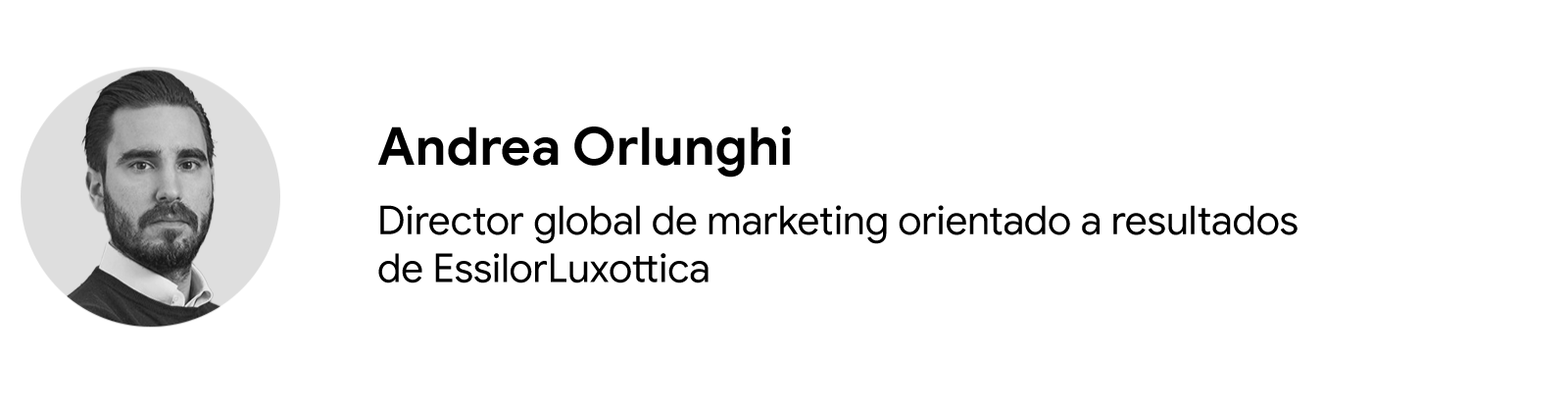 Foto de Andrea Orlunghi, director global de marketing orientado a resultados de EssilorLuxottica. Orlunghi es de piel clara y tiene cabello oscuro corto, barba perfilada y bigote. Lleva una camisa blanca y un jersey oscuro de cuello redondo.