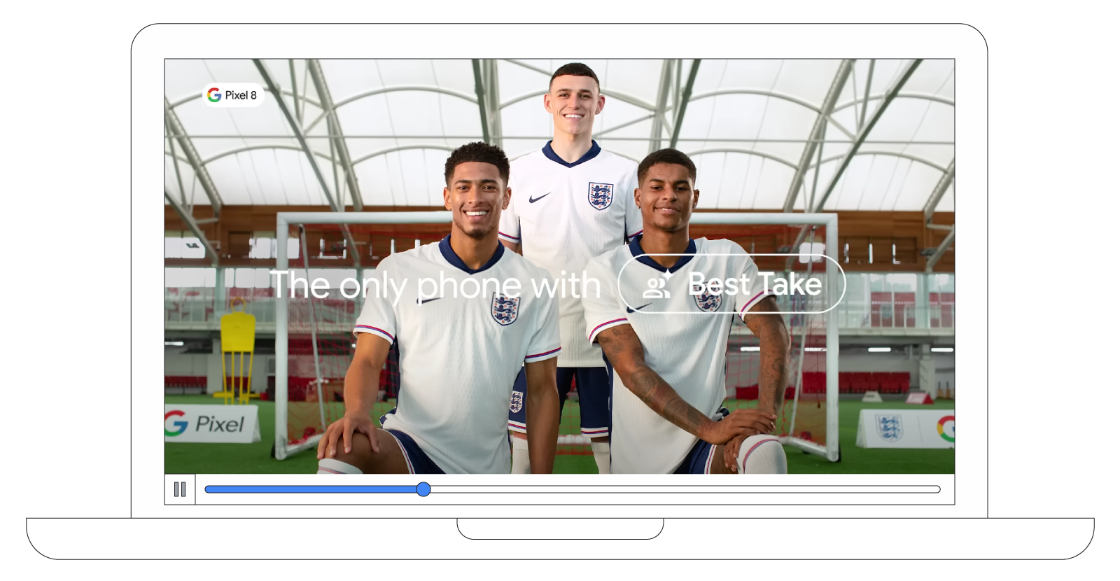 Ilustración de un portátil que muestra una foto hecha con el Pixel 8 de los futbolistas ingleses Jude Bellingham, Phil Foden y Marcus Rashford, posando en un campo cubierto. En la foto aparece el texto: "El único teléfono con Mejor Versión".