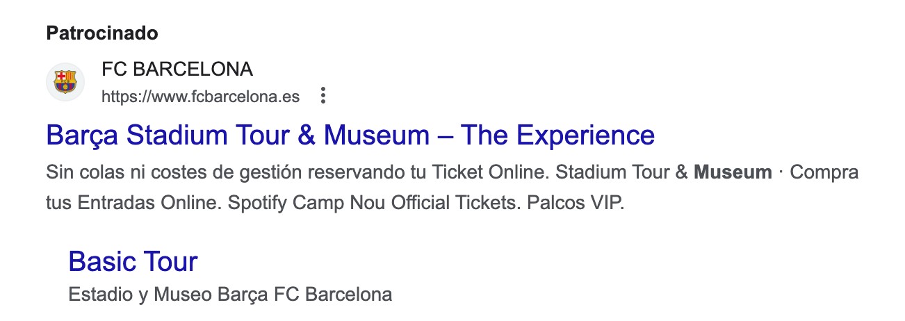 Ejemplo de anuncio de Google Ads del FC Barcelona donde se lee Barça Stadium & Museum The Experience y Basic Tour y el escudo del equipo.
